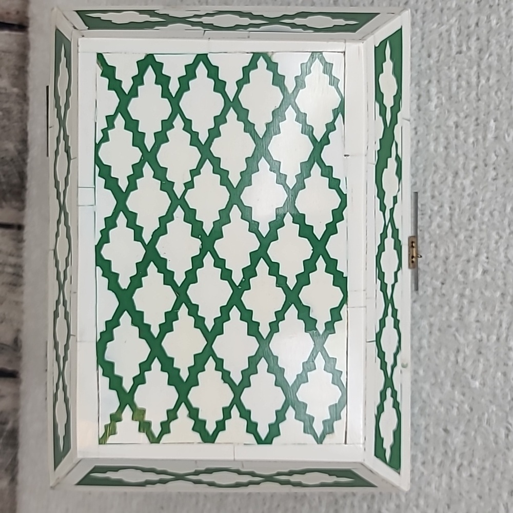 Vintage Handcrafted Bone Inlay Decorative/Jewelry Box in Cream/Green - Picture 14 of 17